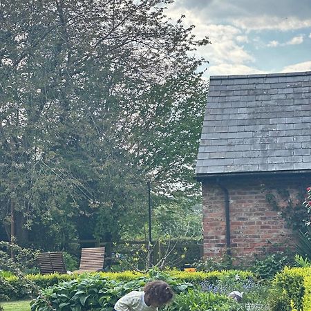 The Guesthouse At Old Vicarage 타폴리 외부 사진