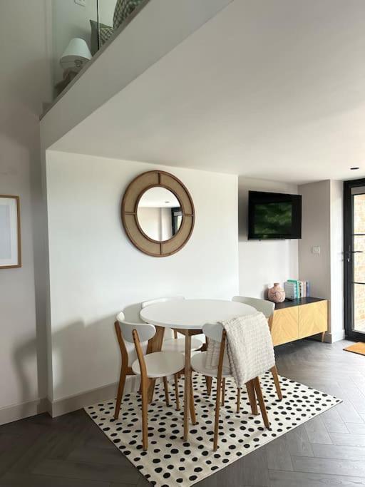 The Guesthouse At Old Vicarage 타폴리 외부 사진