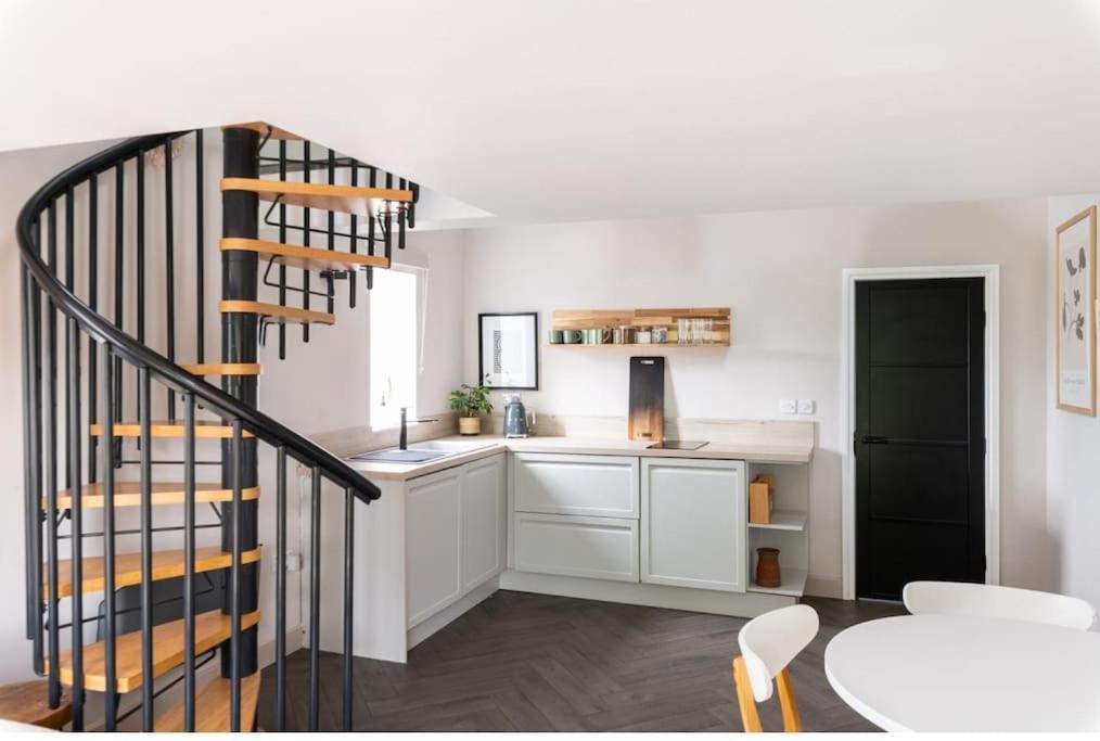 The Guesthouse At Old Vicarage 타폴리 외부 사진