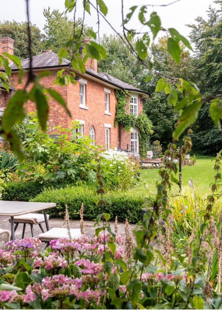 The Guesthouse At Old Vicarage 타폴리 외부 사진