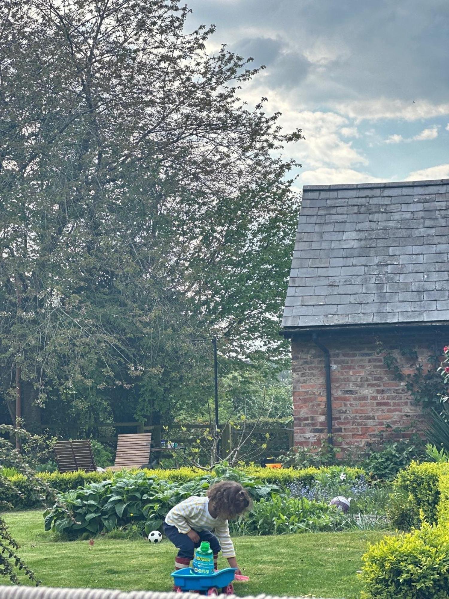 The Guesthouse At Old Vicarage 타폴리 외부 사진